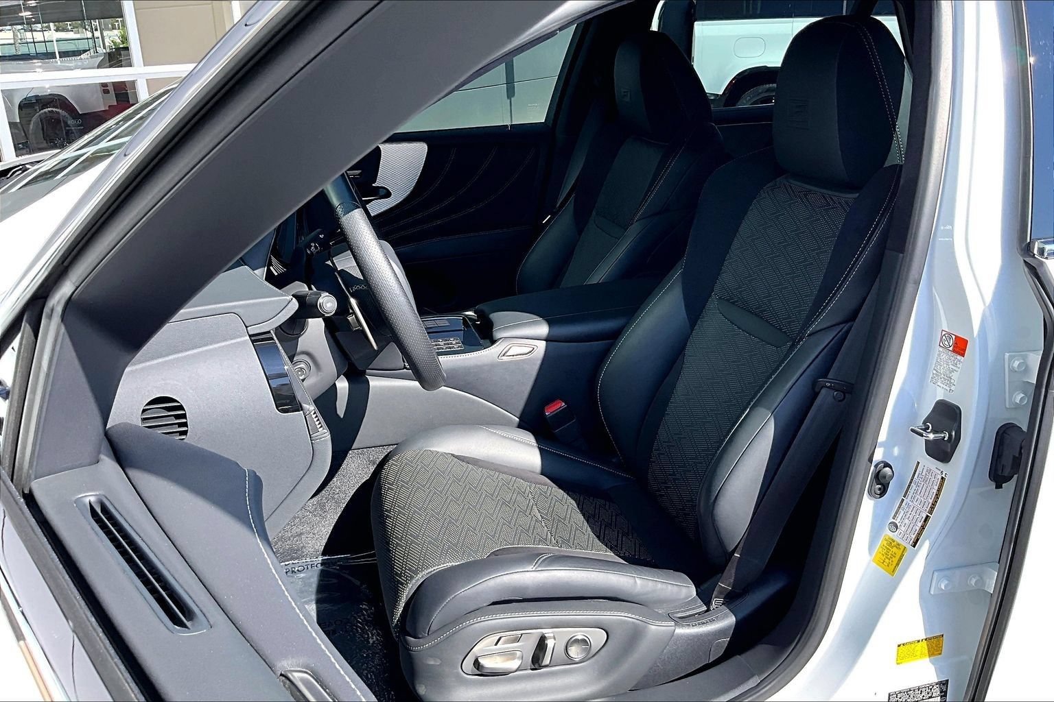 Used 2023 Lexus LS 500 F Sport w/ Cold Weather Package (CK) RWD image 25