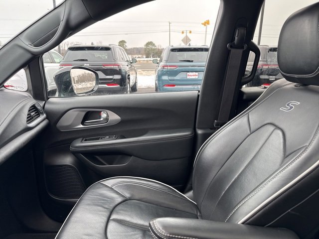 Used 2025 Chrysler Pacifica Limited image 36