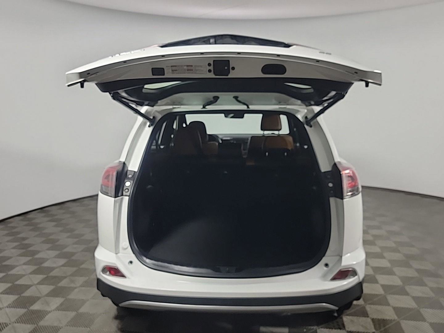 Used 2018 Toyota RAV4 SE w/ Power Extra Value Package image 8