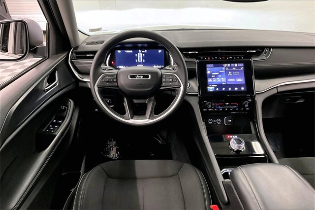 Used 2023 Jeep Grand Cherokee Laredo image 5