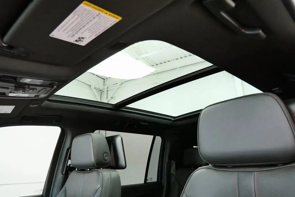 Used 2023 Chevrolet Suburban RST w/ Luxury Package AWD/4WD image 34