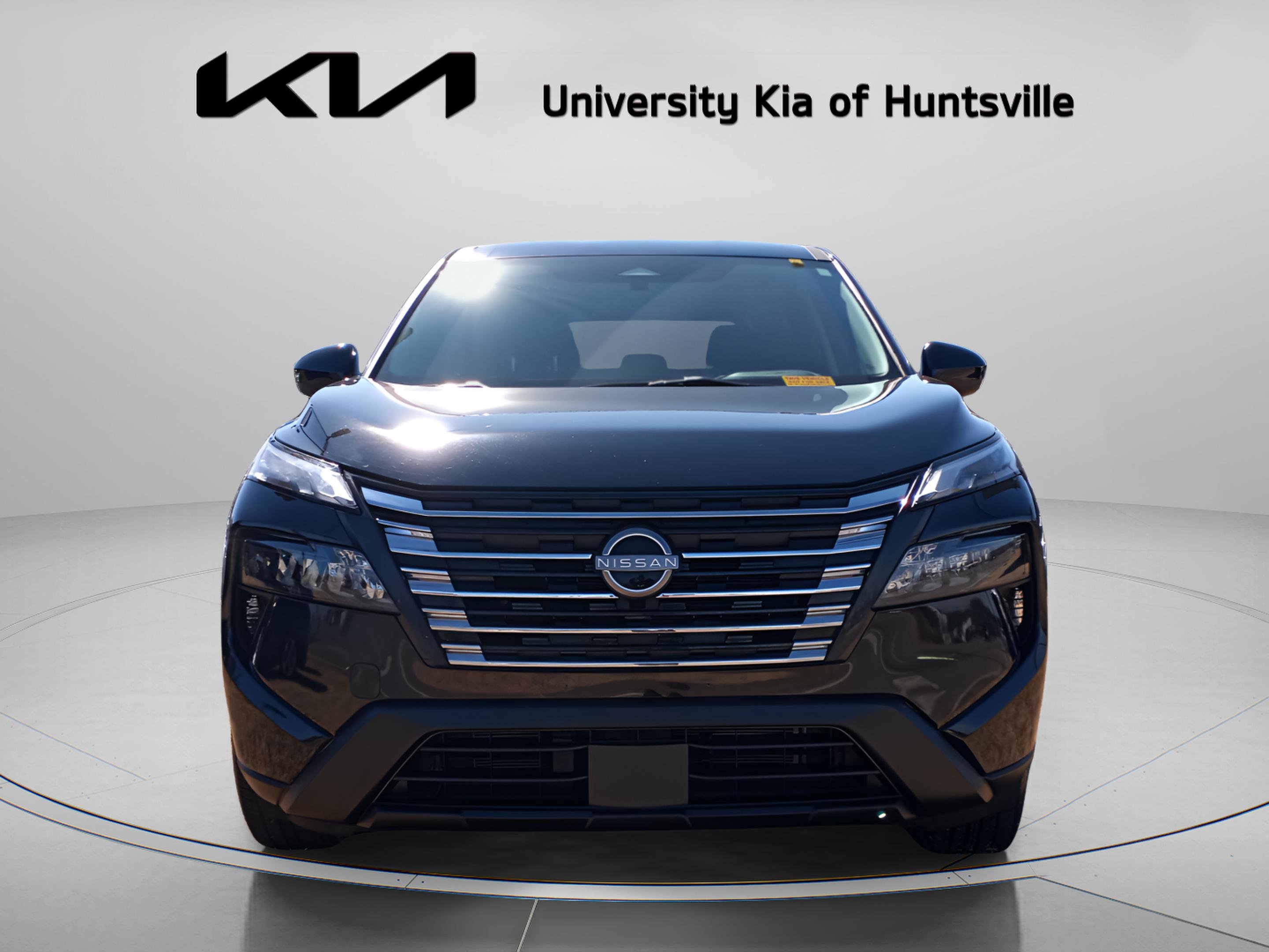 Used 2024 Nissan Rogue SV image 2