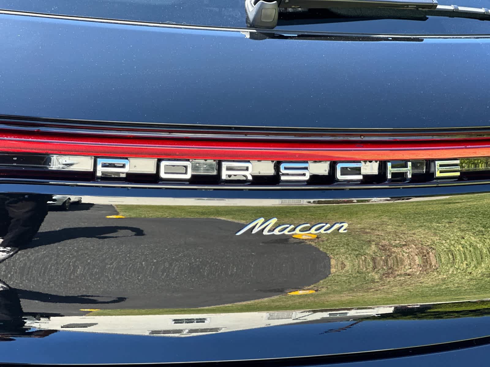 Certified 2025 Porsche Macan AWD/4WD image 32