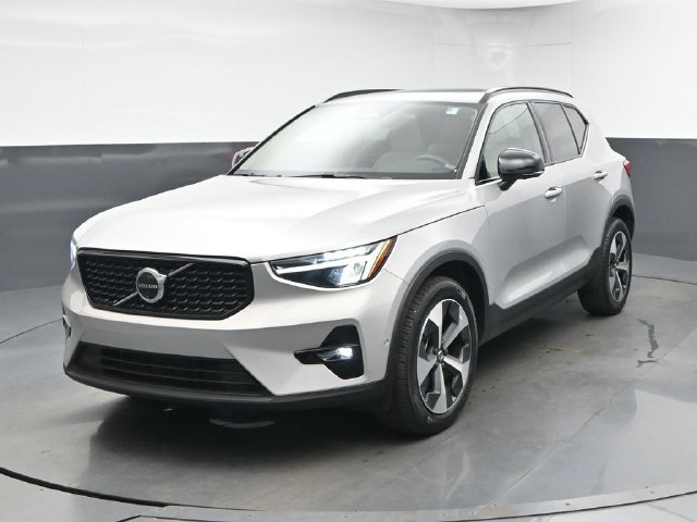 Used 2024 Volvo XC40 B5 Plus AWD/4WD image 3