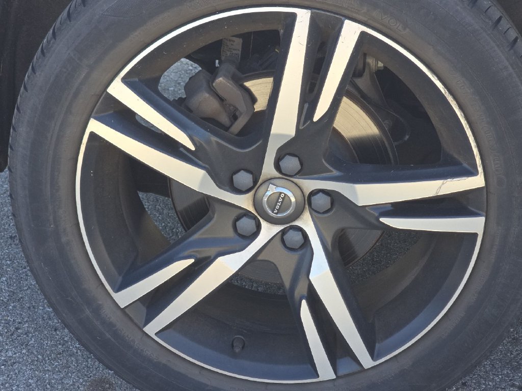 Used 2019 Volvo XC40 AWD T5 image 11