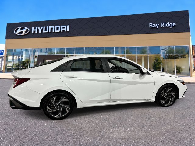 Used 2025 Hyundai Elantra SEL FWD image 2