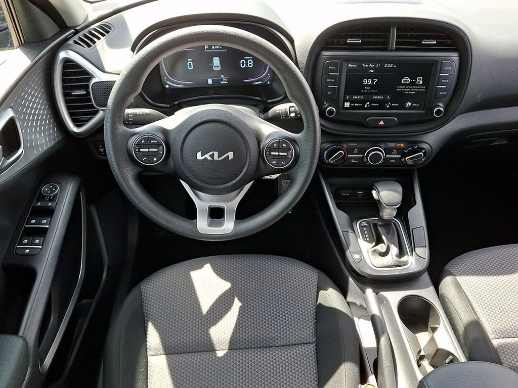 Used 2025 Kia Soul LX w/ LX Technology Package FWD image 11