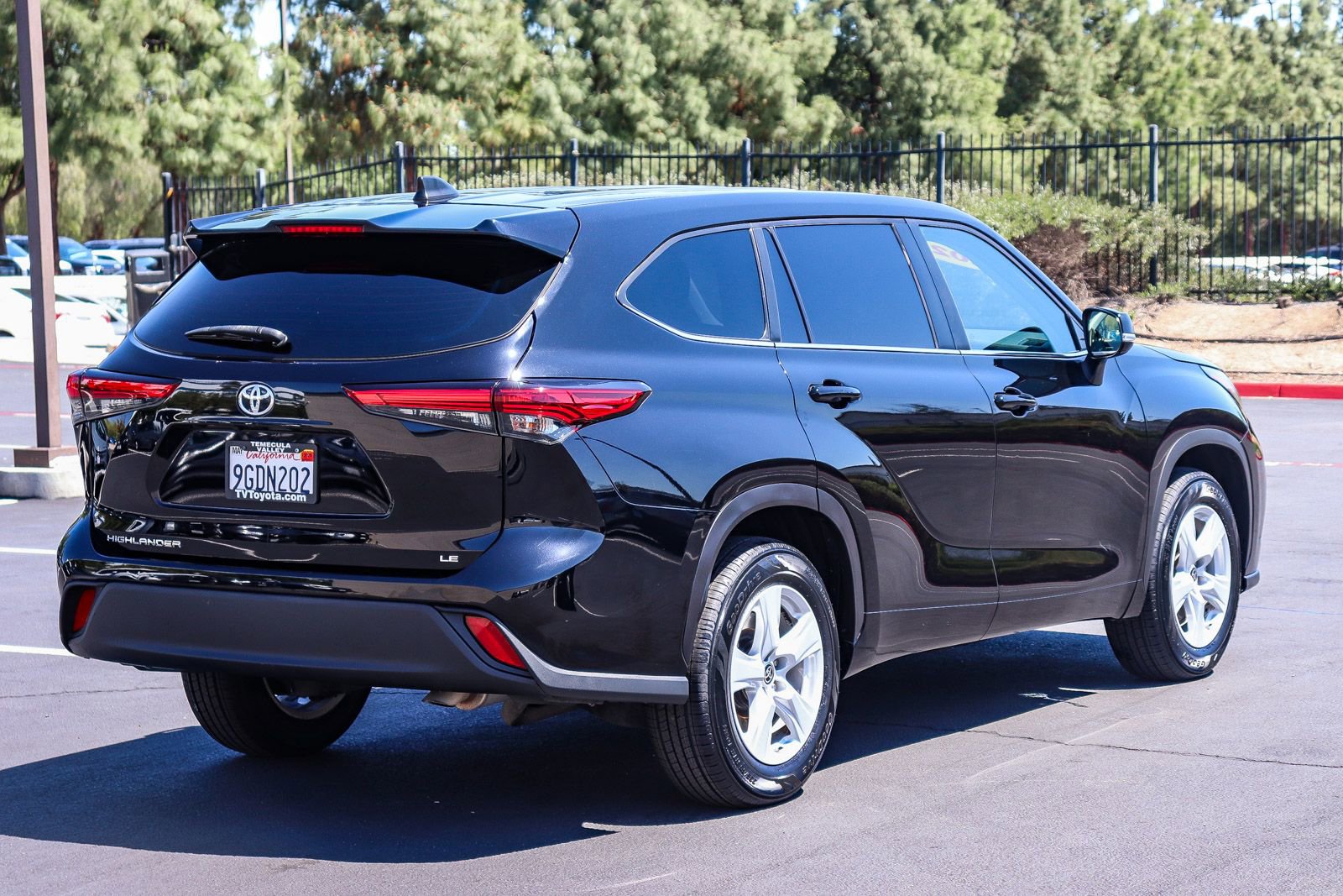 Used 2023 Toyota Highlander LE FWD image 7