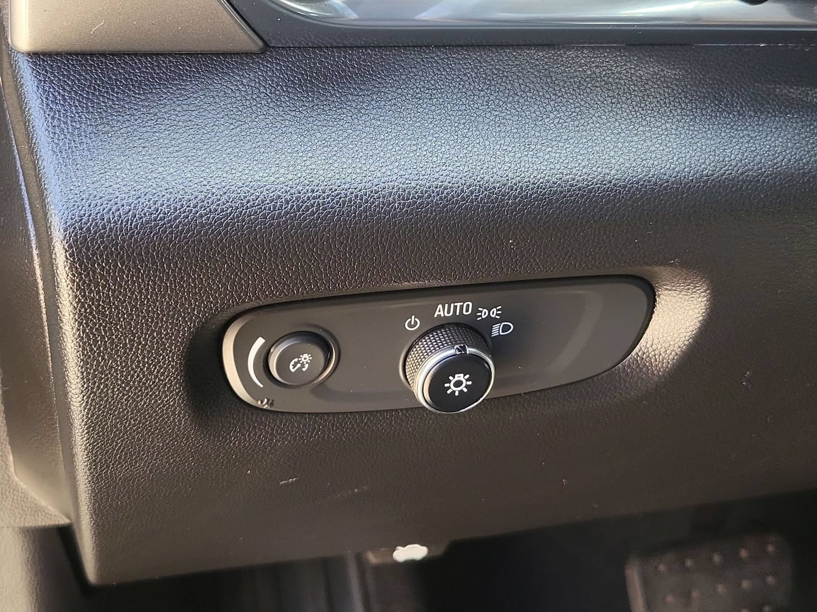 Used 2023 Chevrolet Traverse LT FWD image 17