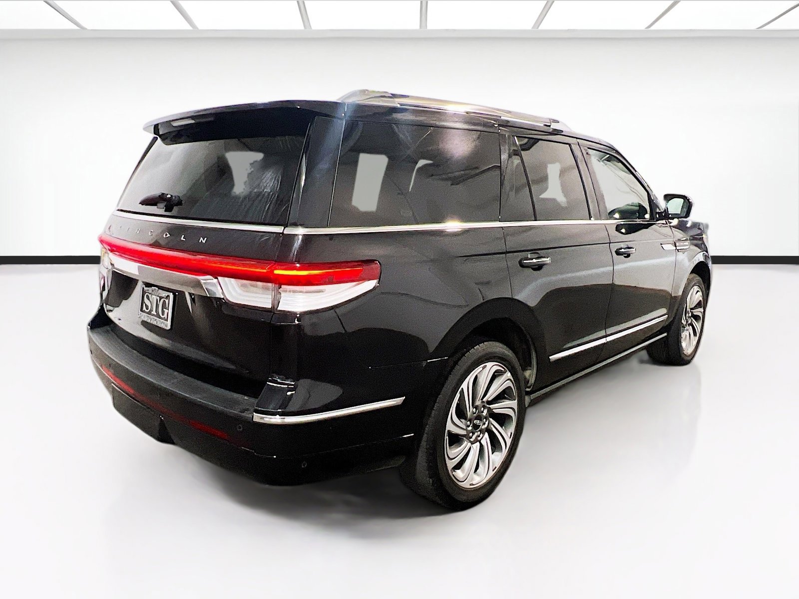 Used 2024 Lincoln Navigator Reserve image 4