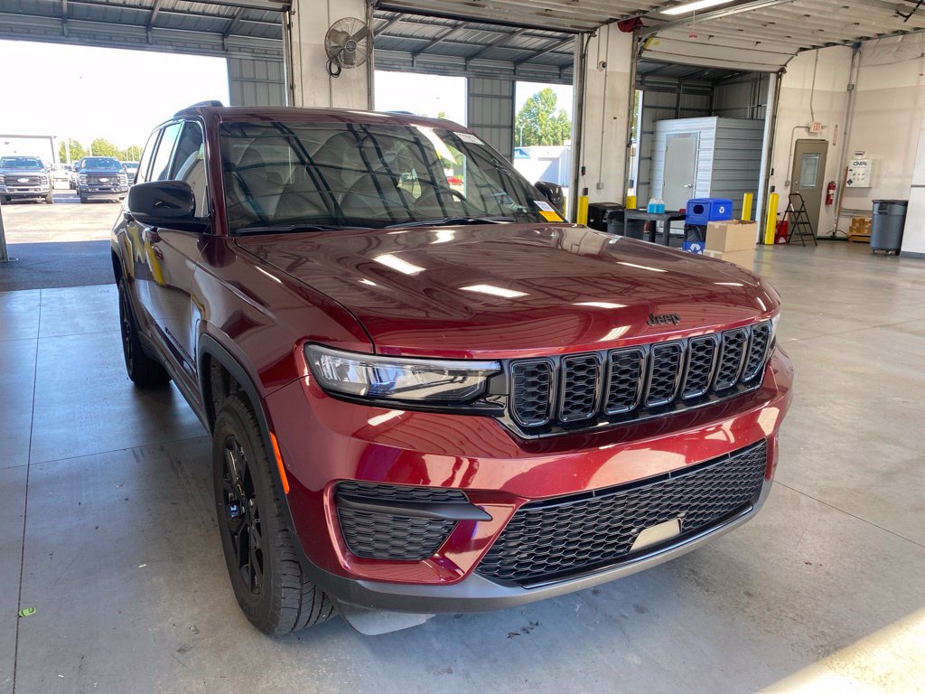 Used 2025 Jeep Grand Cherokee Altitude