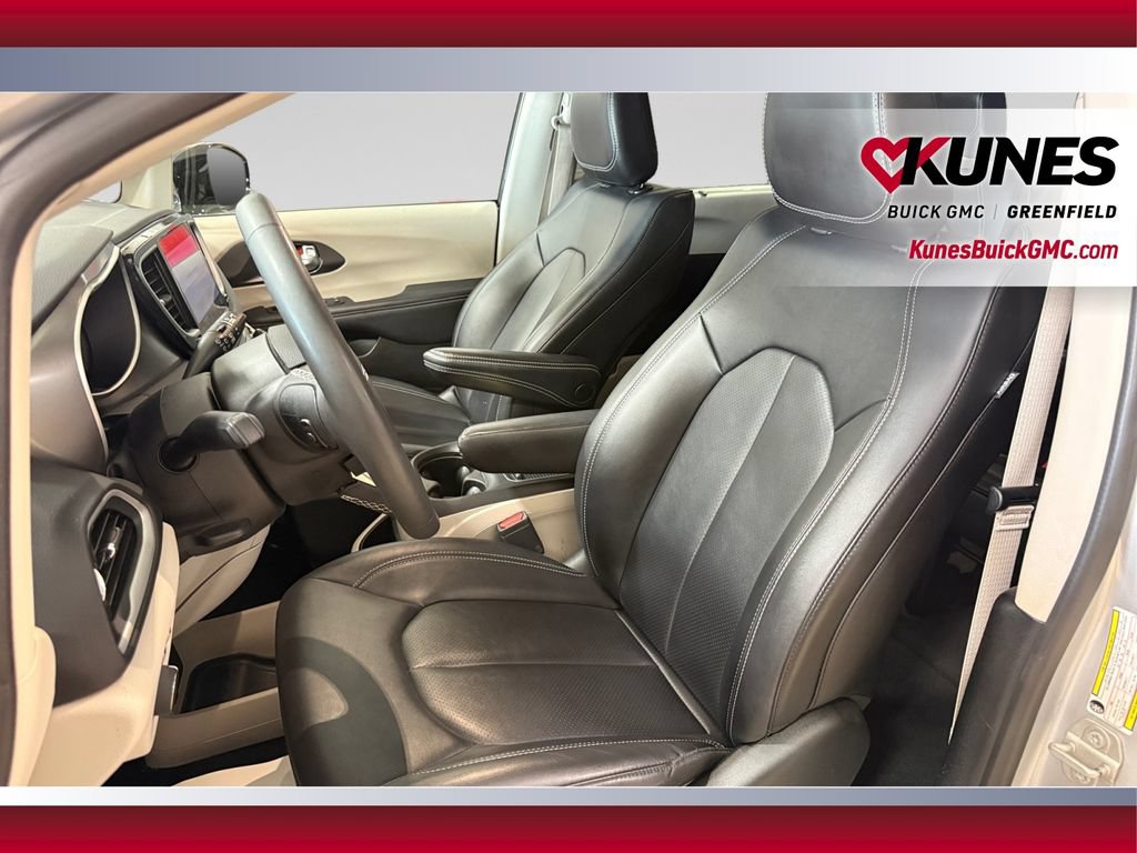 Used 2024 Chrysler Pacifica Touring-L FWD image 23