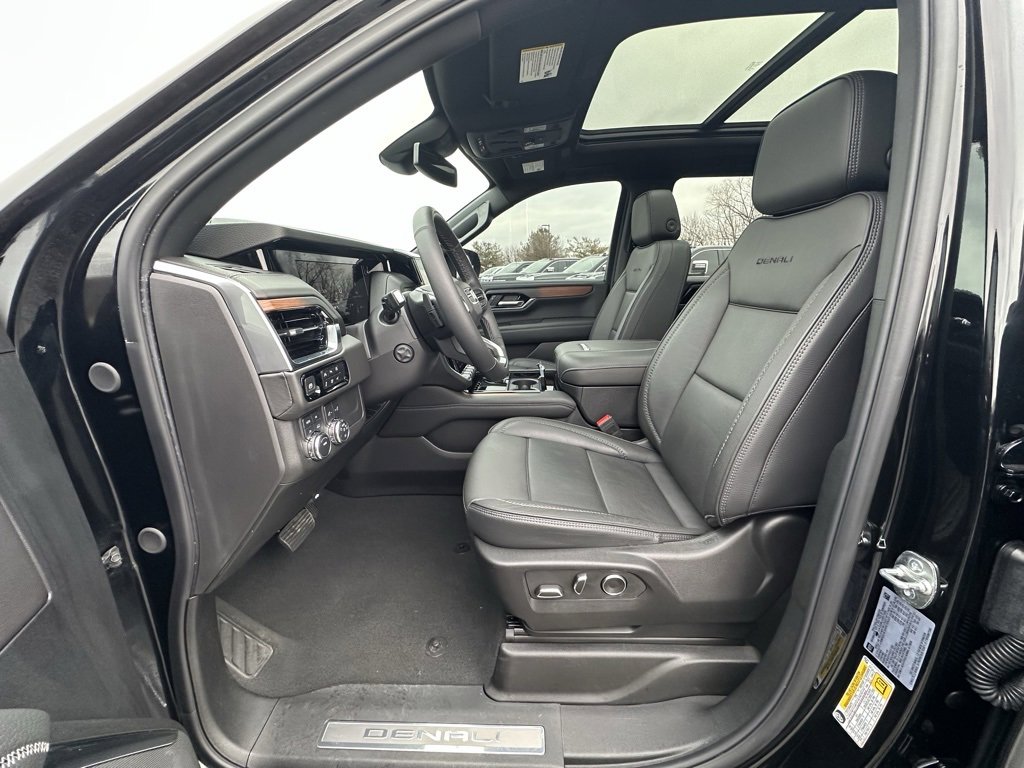 Used 2025 GMC Yukon Denali w/ Sun & Power Step Package image 2