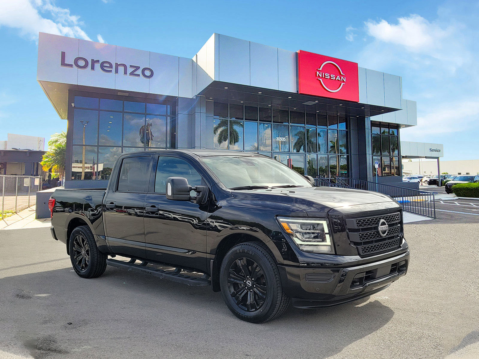 Used 2023 Nissan Titan SV w/ SV Convenience Package image 3
