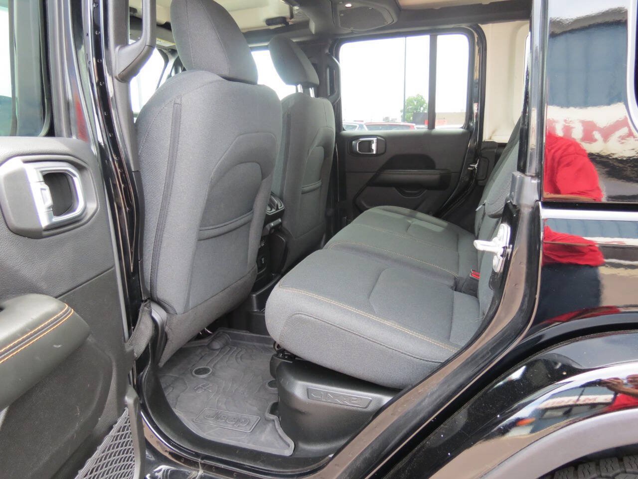 Used 2025 Jeep Wrangler Unlimited Sahara AWD/4WD image 24