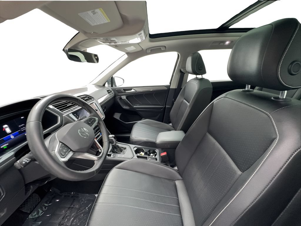 Used 2022 Volkswagen Tiguan SE w/ Panoramic Sunroof Package FWD image 21