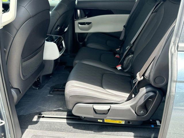 Used 2024 Kia Carnival EX image 15