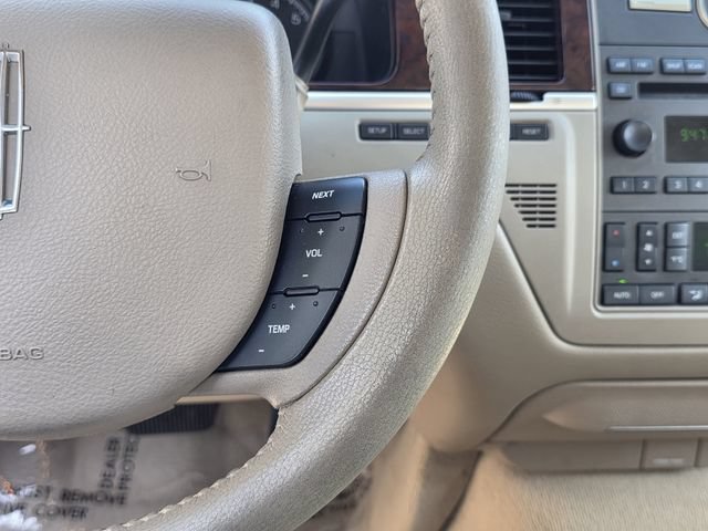 Used 2006 Lincoln Town Car Signature RWD image 24
