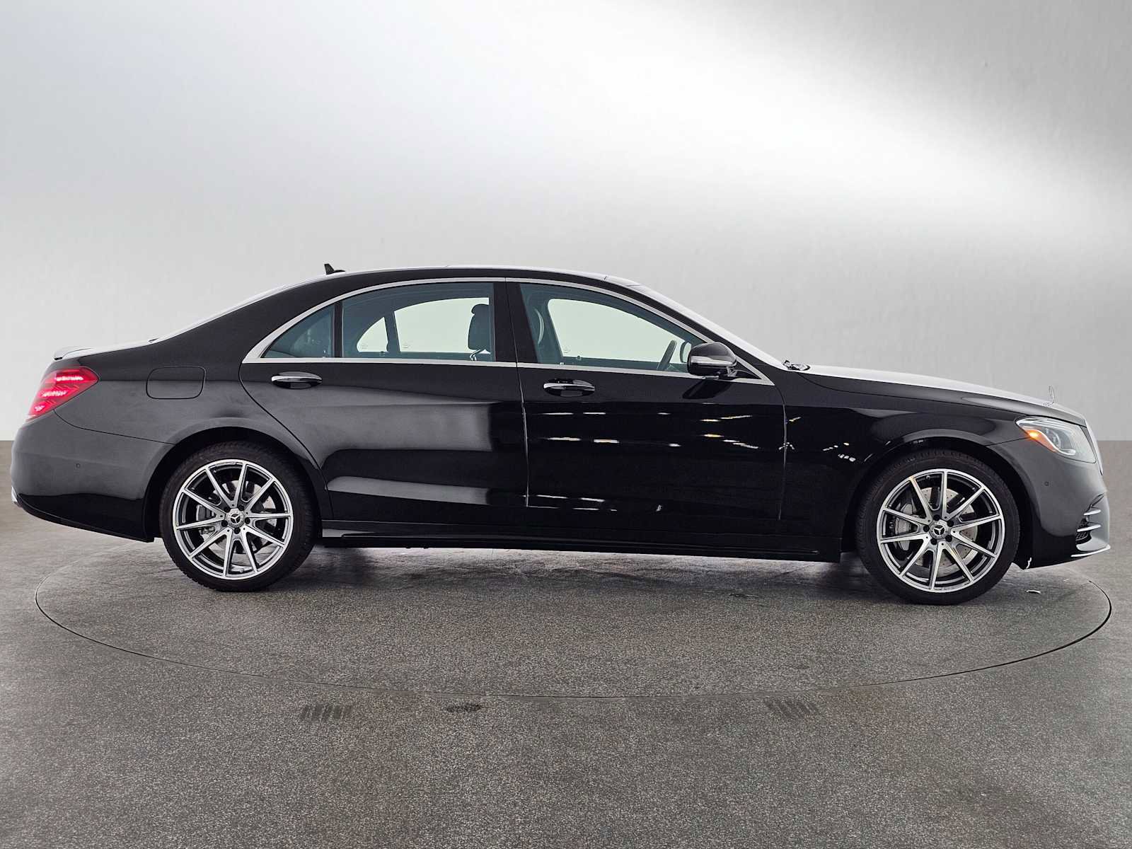 Used 2018 Mercedes-Benz S 560 Sedan image 2