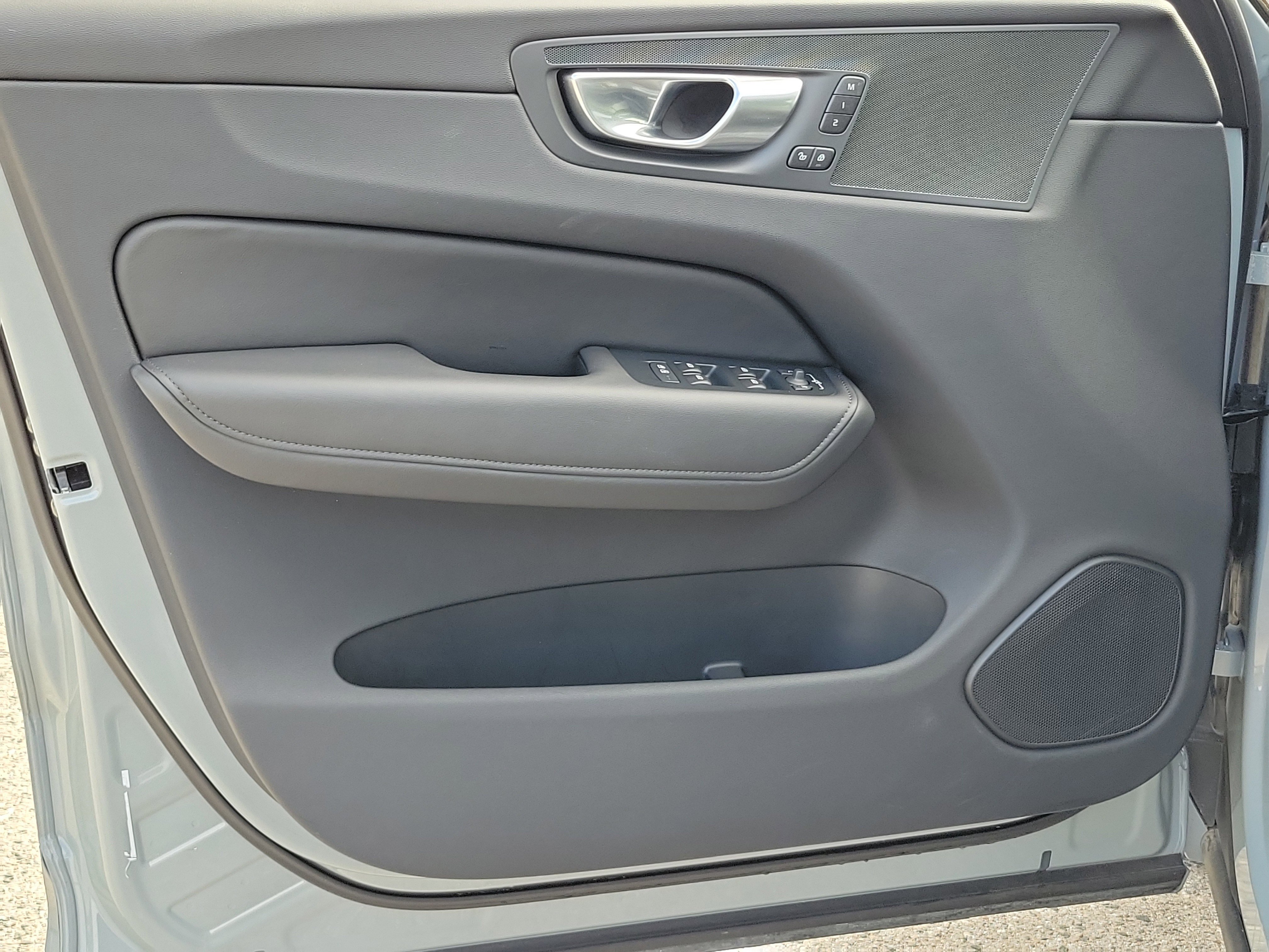 Used 2025 Volvo XC60 B5 Plus image 12