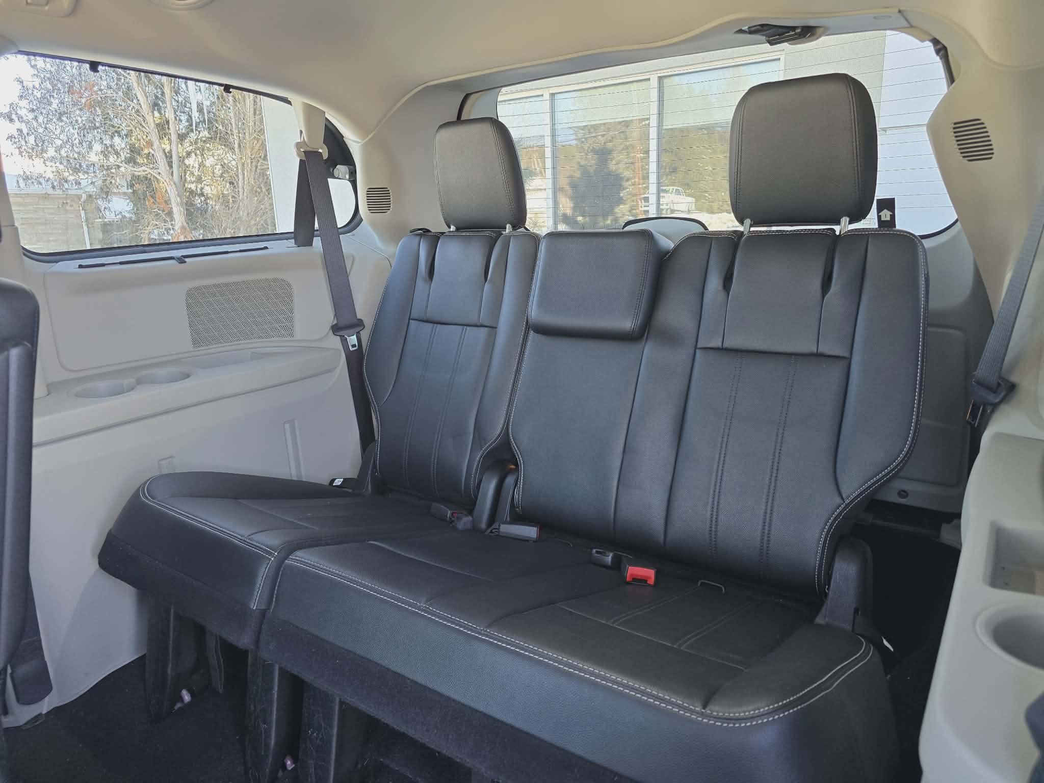 Used 2015 Chrysler Town & Country Touring w/ Driver Convenience Group image 12