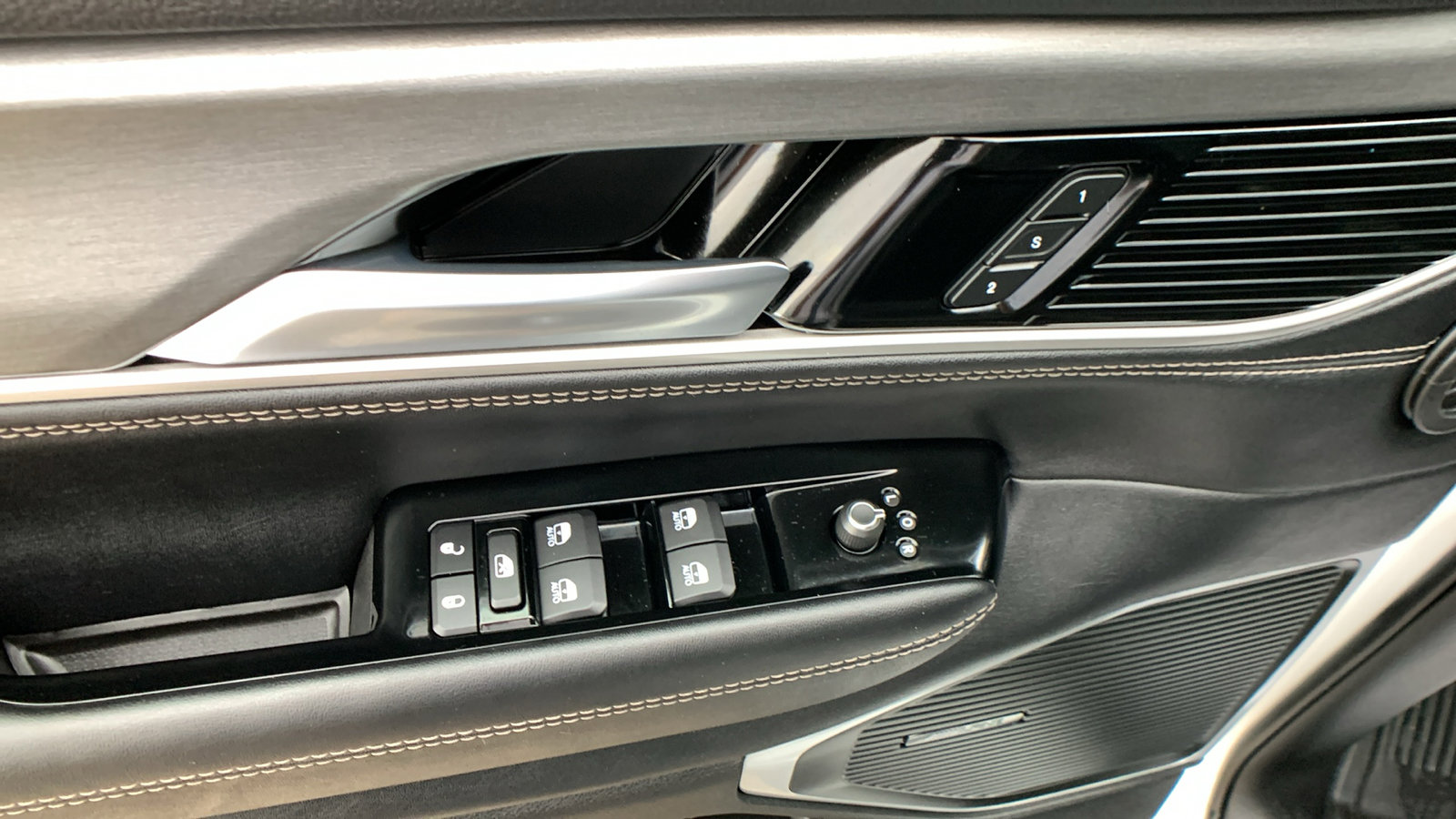 Used 2025 Jeep Wagoneer 4WD image 12