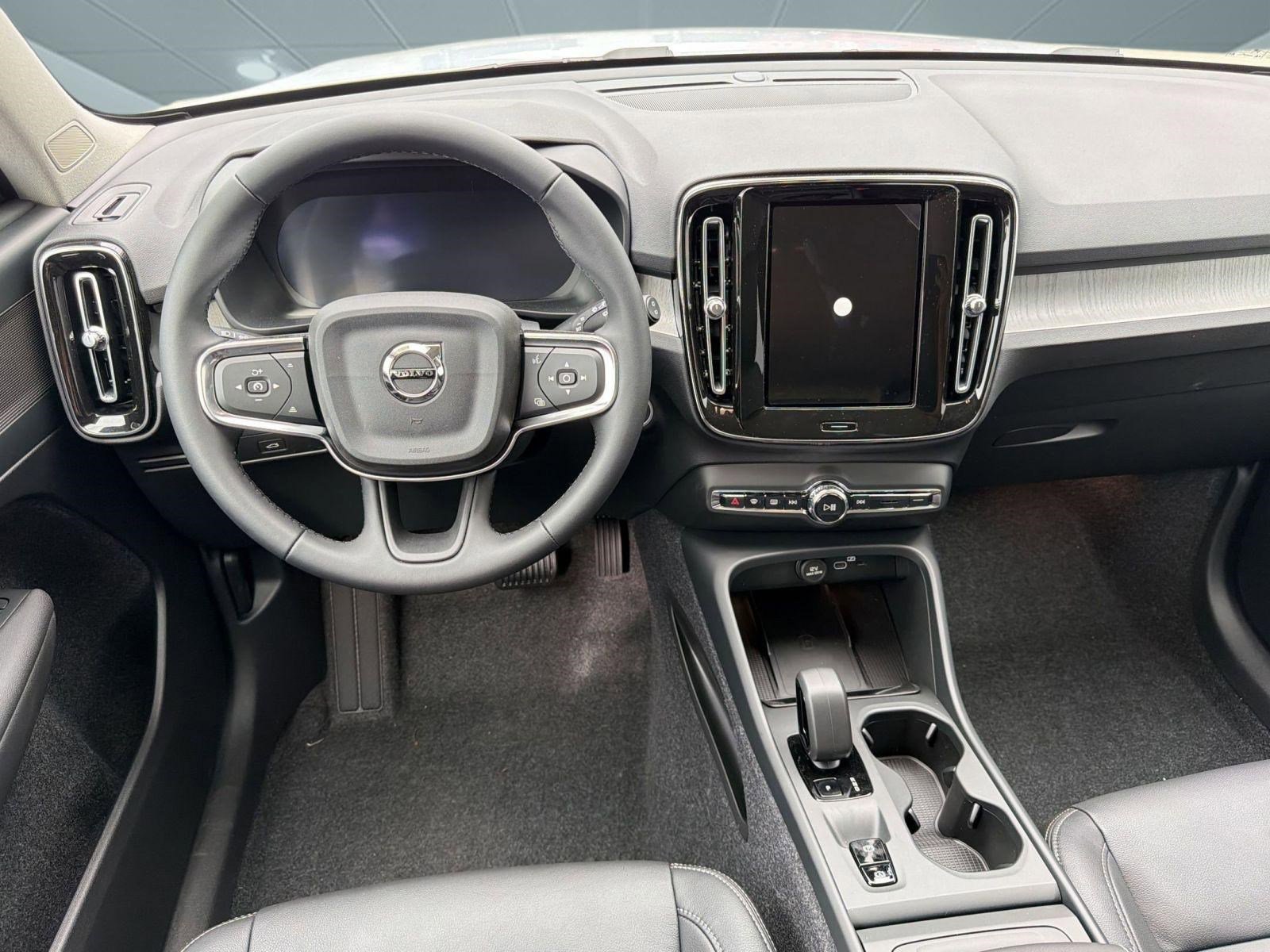 New 2026 Volvo XC40 B4 Core w/ Climate Package FWD image 26
