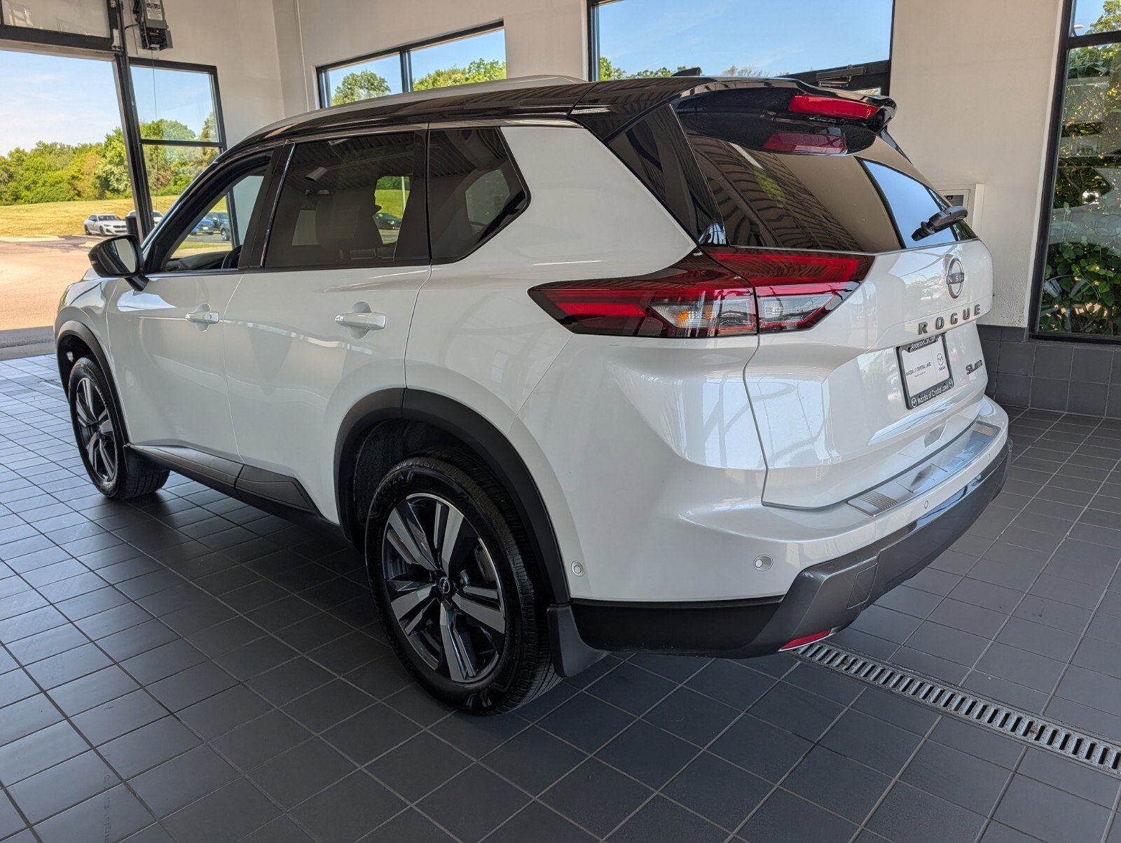 Used 2025 Nissan Rogue SL w/ SL Premium Package AWD/4WD image 5