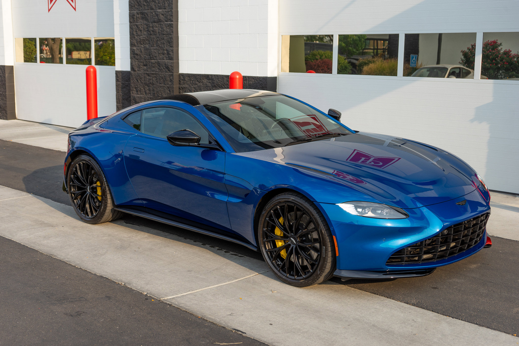 Used 2022 Aston Martin V8 Vantage Coupe image 59