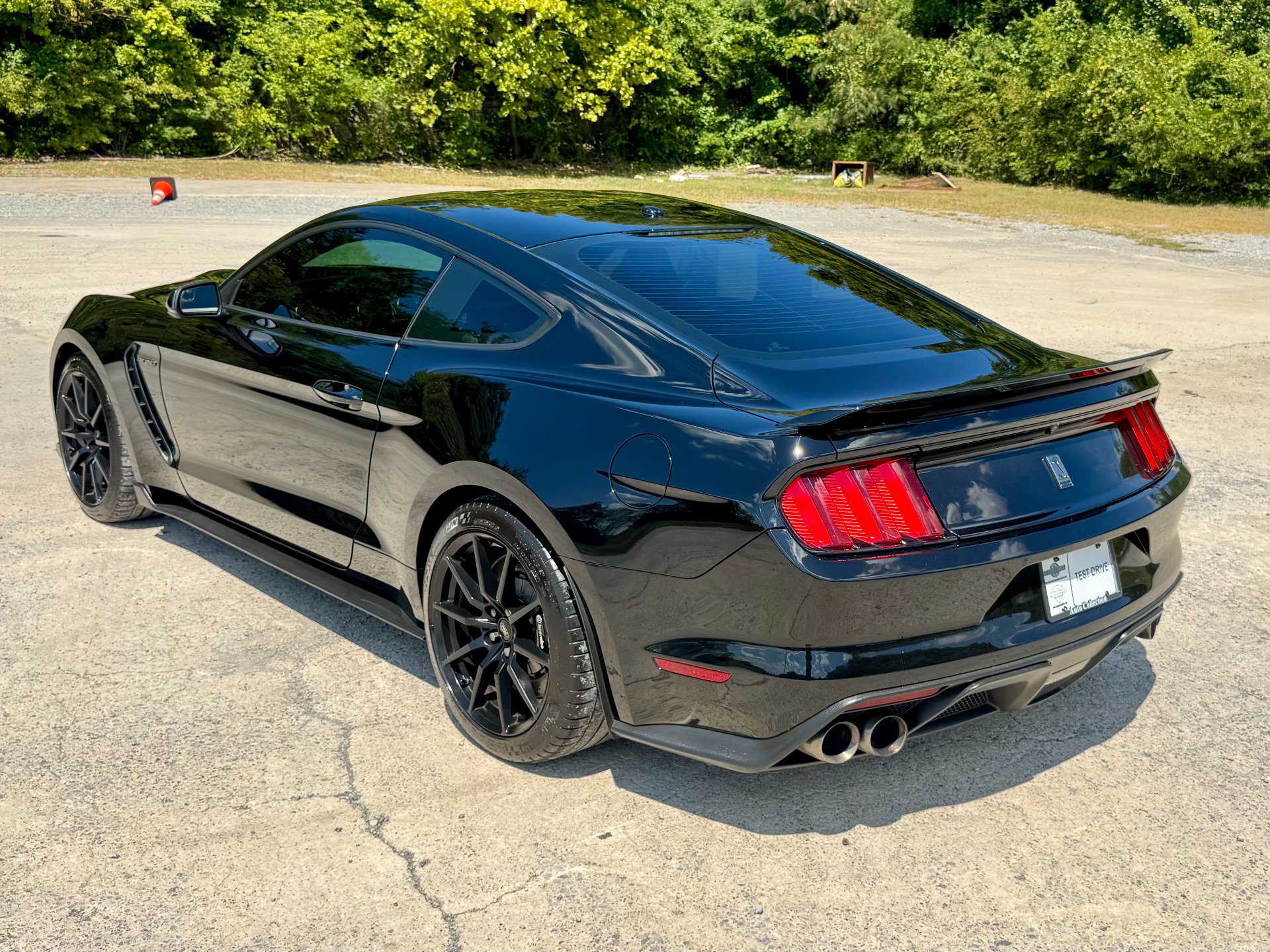 Used 2016 Ford Mustang Shelby GT350 w/ Technology Package RWD image 3