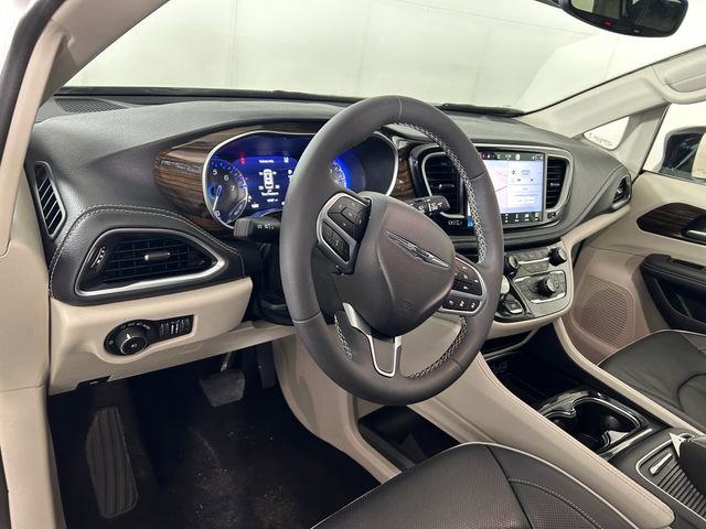 Used 2024 Chrysler Pacifica Limited image 14