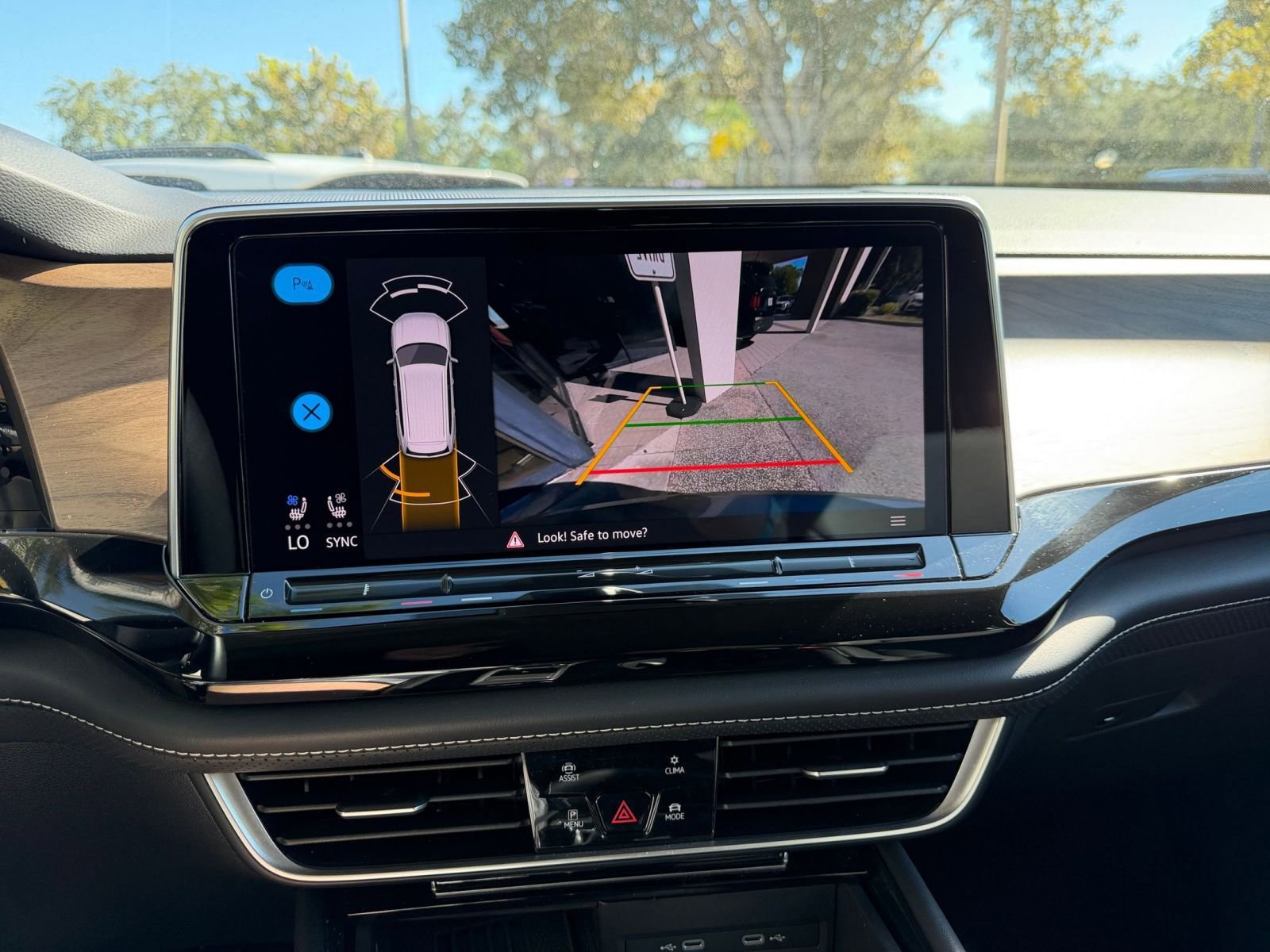 Used 2025 Volkswagen Atlas SE image 17