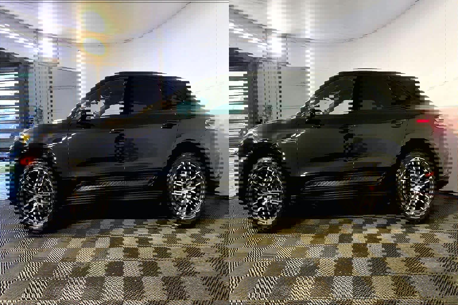 Used 2025 Porsche Macan image 2