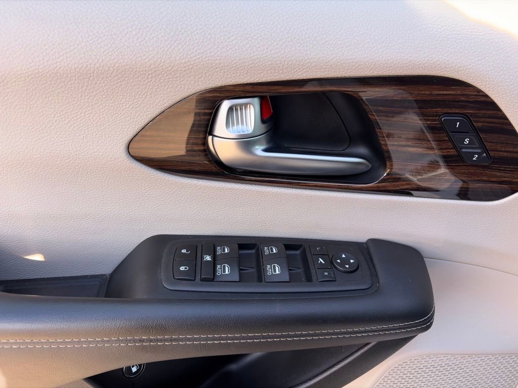 Used 2023 Chrysler Pacifica Limited FWD image 16