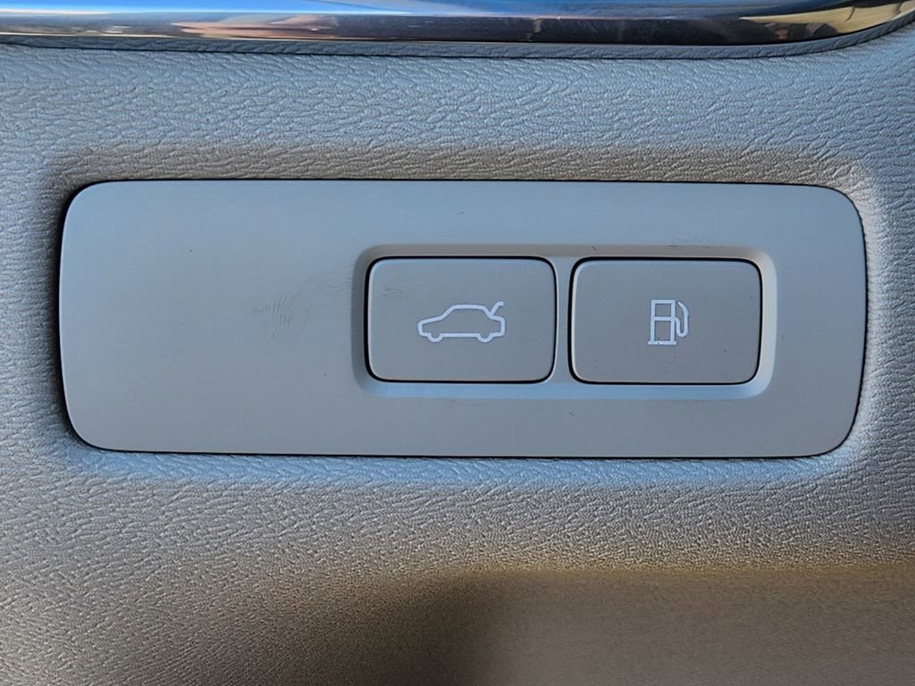 Used 2024 Volvo XC60 T8 Plus w/ Protection Package Premier image 11