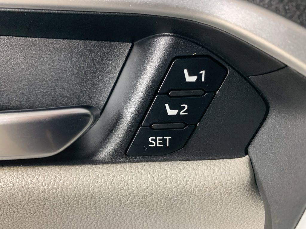 Used 2022 Toyota RAV4 Limited image 18