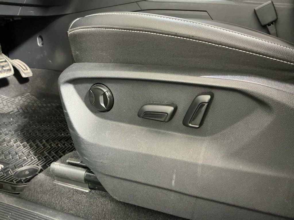 Used 2020 Volkswagen Atlas Cross Sport SE w/ Panoramic Sunroof Package image 24