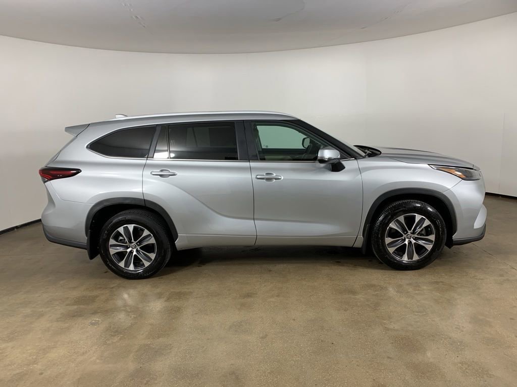 Used 2024 Toyota Highlander XLE AWD/4WD image 7