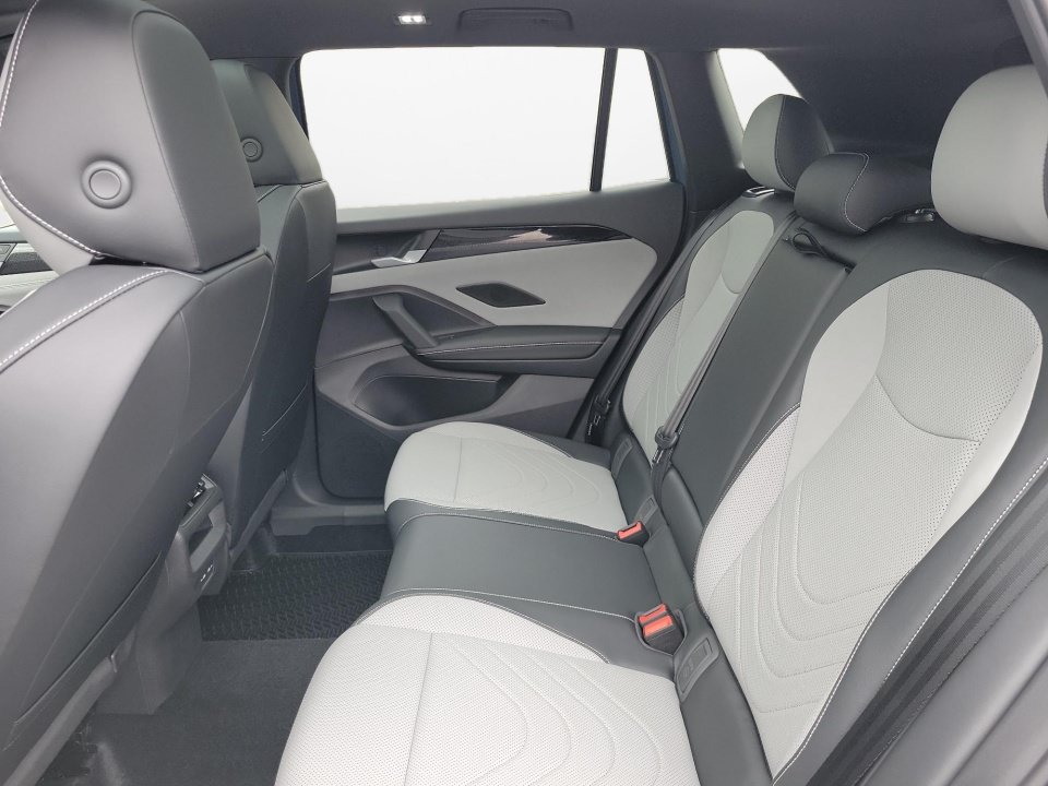 New 2026 Volkswagen Tiguan SE R-Line AWD/4WD image 13