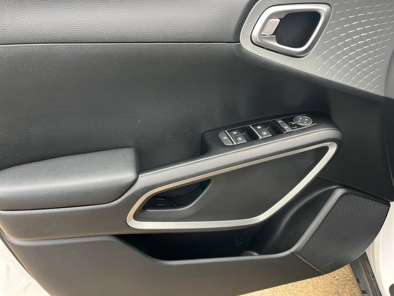 Used 2025 Kia Soul LX w/ LX Technology Package FWD image 18