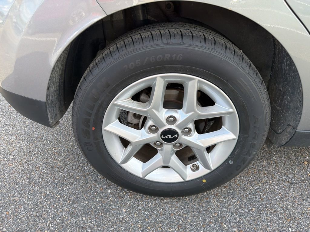 Used 2025 Kia Soul LX w/ LX Technology Package image 12