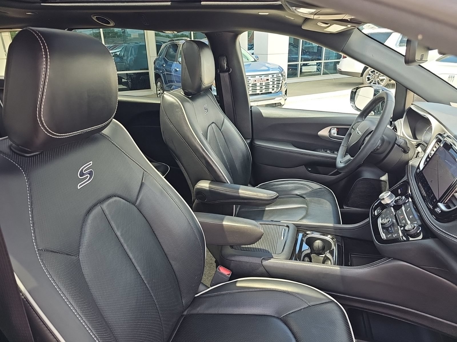 Used 2024 Chrysler Pacifica Premium FWD image 32