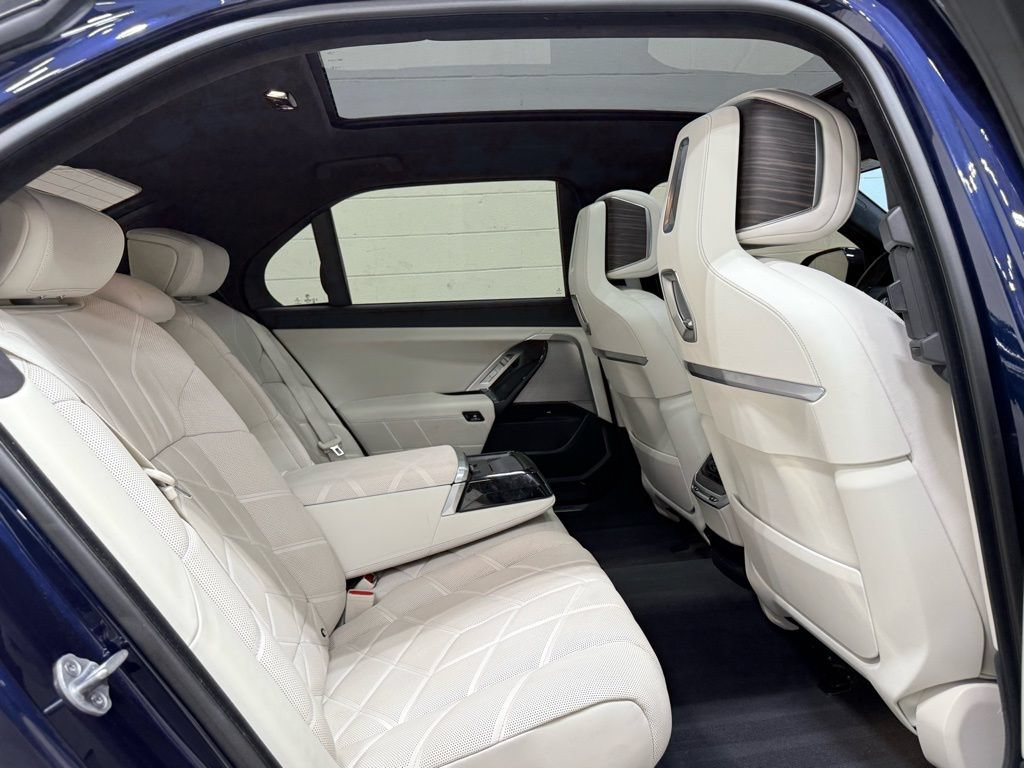 Used 2023 BMW i7 xDrive60 AWD/4WD image 41