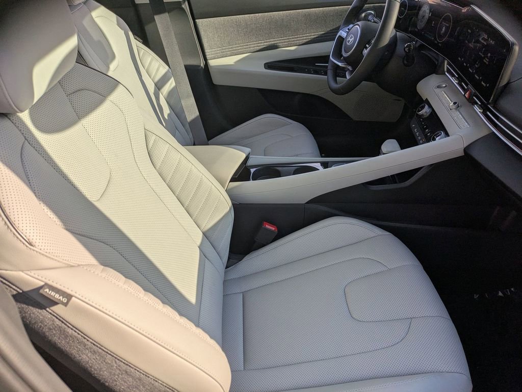 Certified 2025 Hyundai Elantra Limited image 25