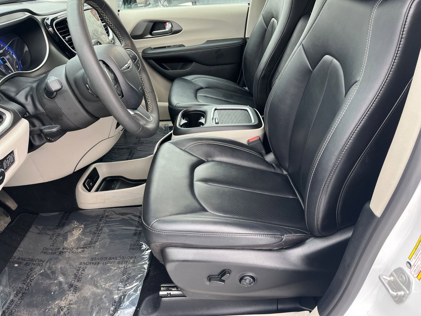 Used 2024 Chrysler Pacifica Touring-L image 35