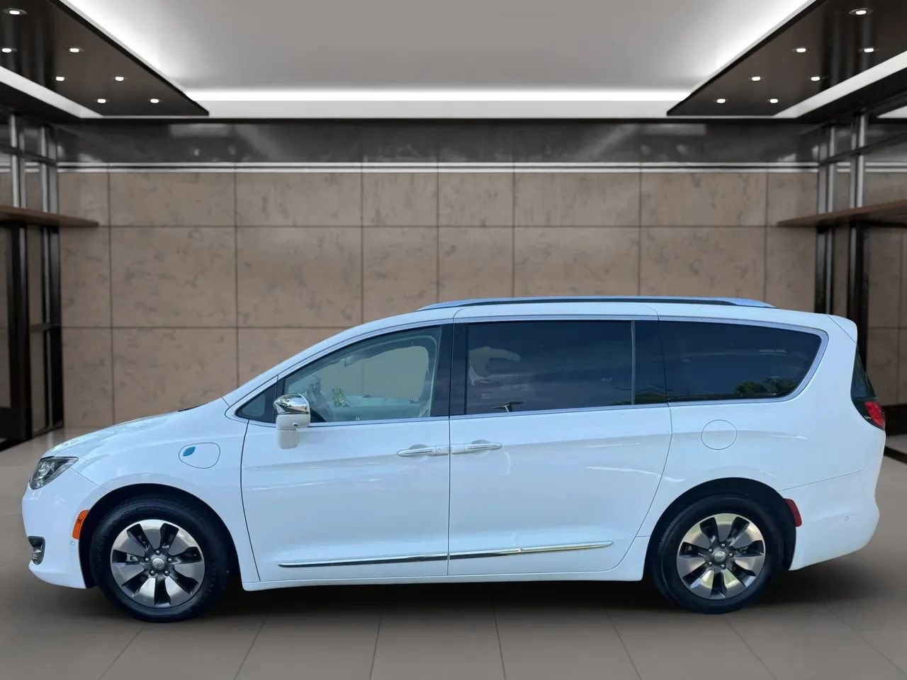Used 2017 Chrysler Pacifica Platinum FWD image 3