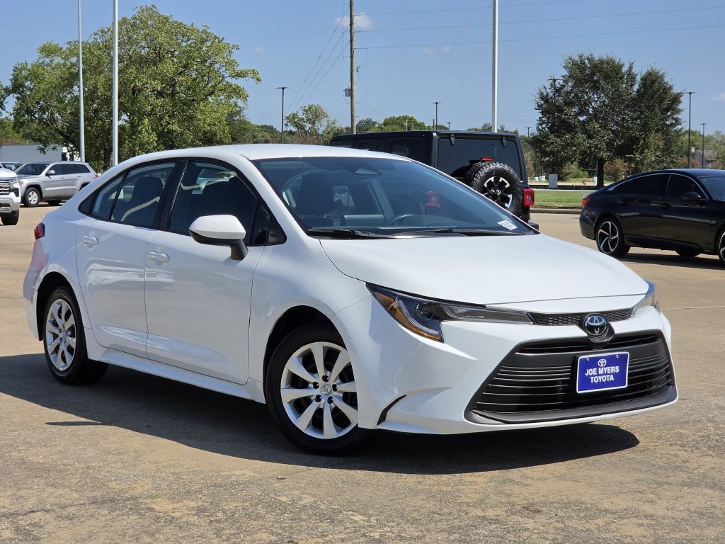 Used 2026 Toyota Corolla LE FWD image 2