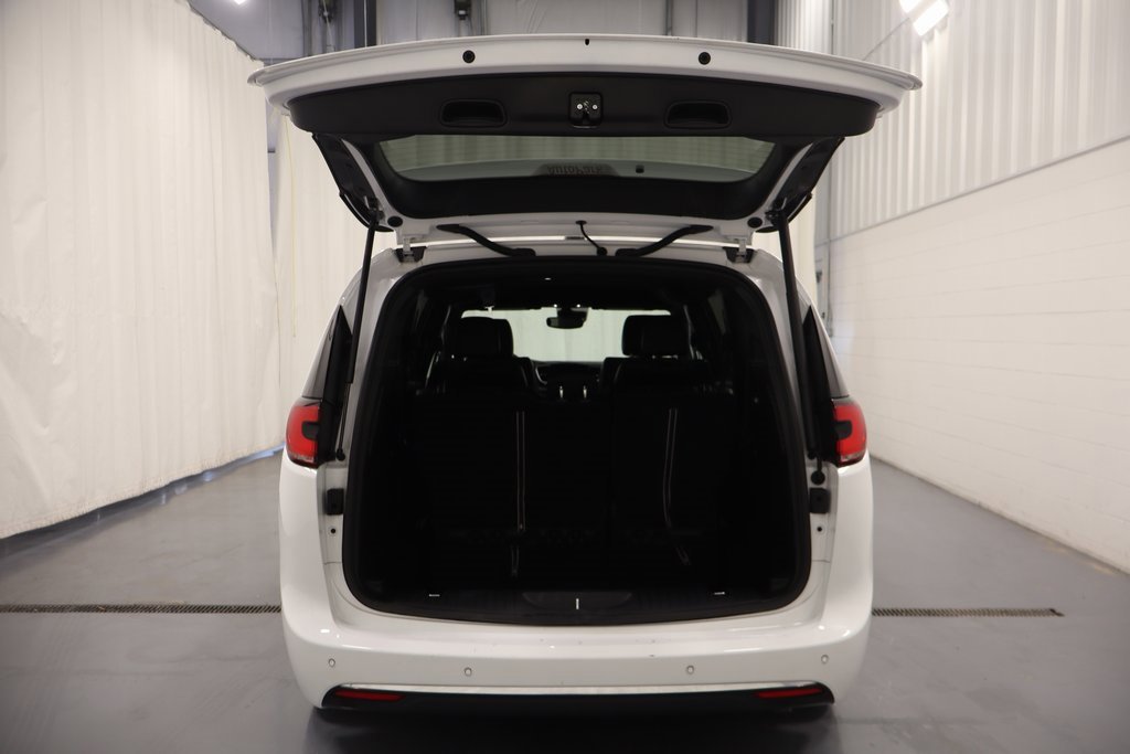 Used 2025 Chrysler Pacifica Select image 18