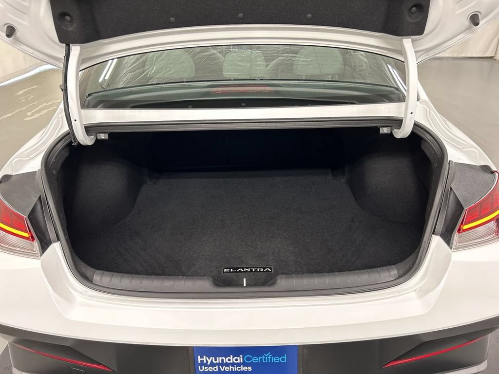 Used 2025 Hyundai Elantra Limited FWD image 23