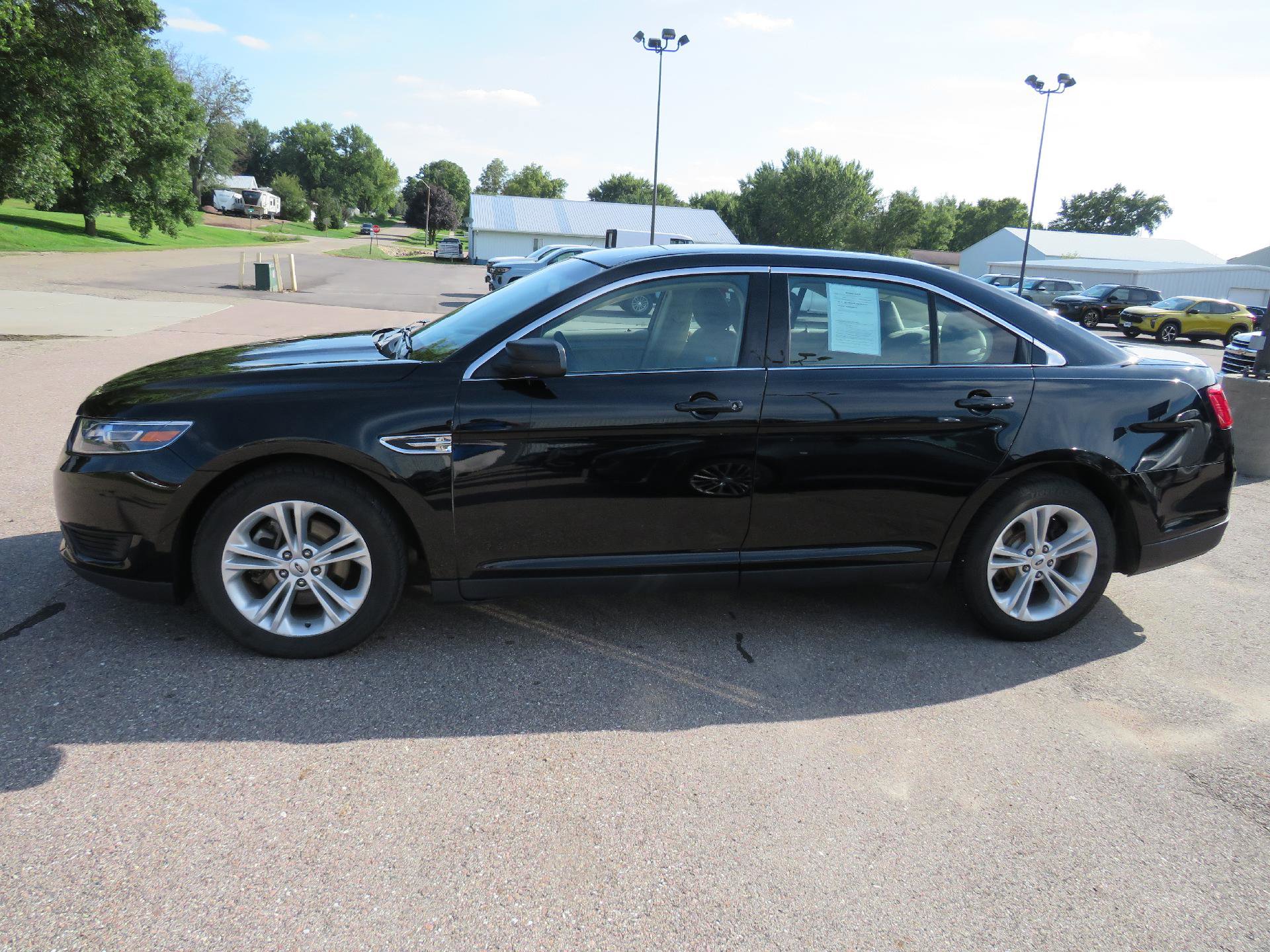 Used 2017 Ford Taurus SE image 1